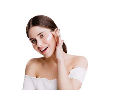 Mulher aplicando creme dermatológico