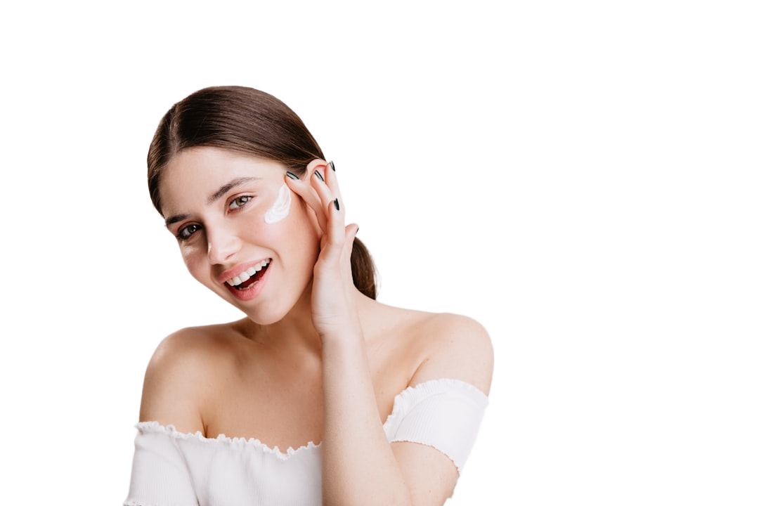 Mulher aplicando creme dermatológico